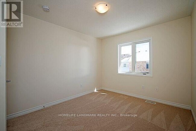 Building Photo - 1646 Gainer Cres