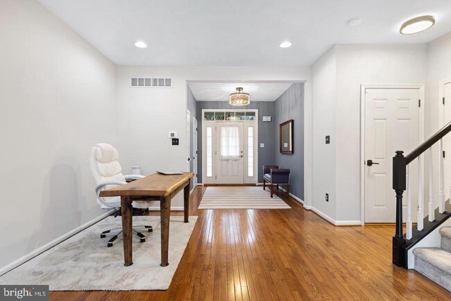 Building Photo - 207 Deepdale Dr