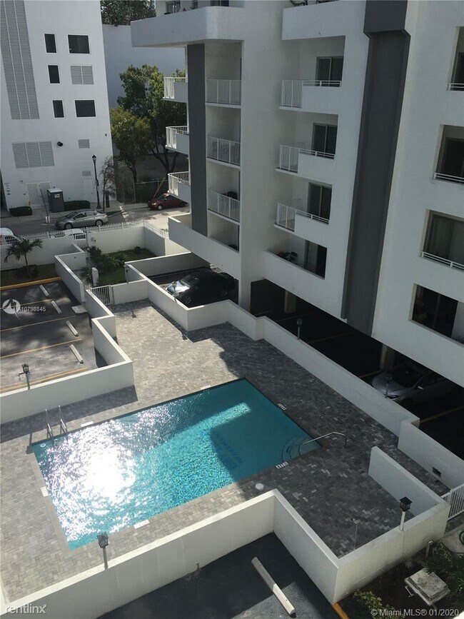 Foto del edificio - 395 NE 21st St