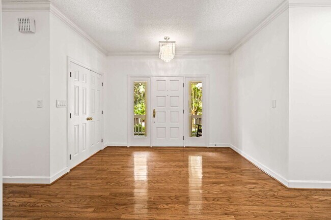 Foto del edificio - "Experience Southern Charm: Spacious 3-Bed, 3-Bath Home in The Landings"