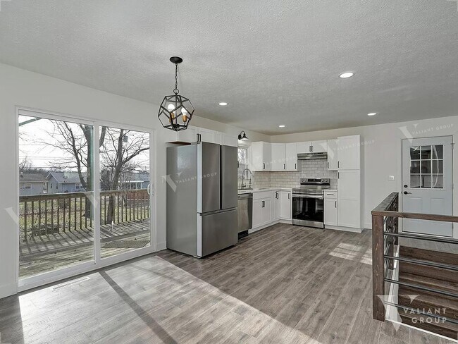 Building Photo - Spacious Renovated 4-Bedroom, 3-Bath Home