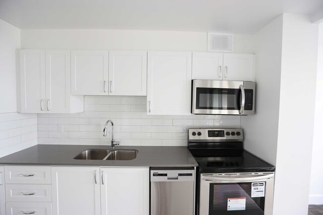 Building Photo - 288 Romaine St