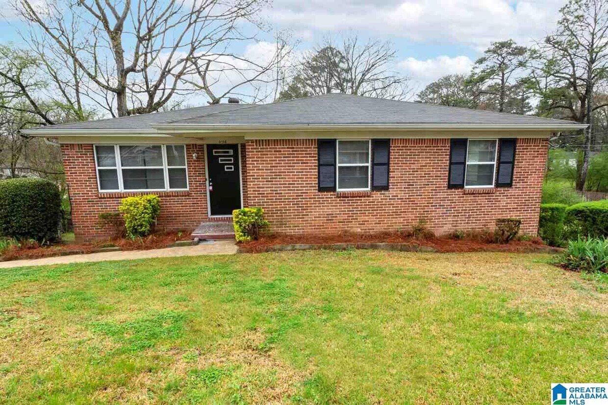 Primary Photo - 1136 Birchwood St