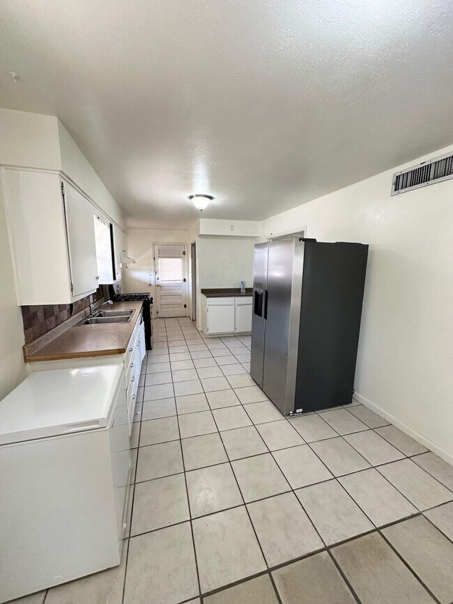 Building Photo - House Ready to Rent ASAP! Corner Lot!