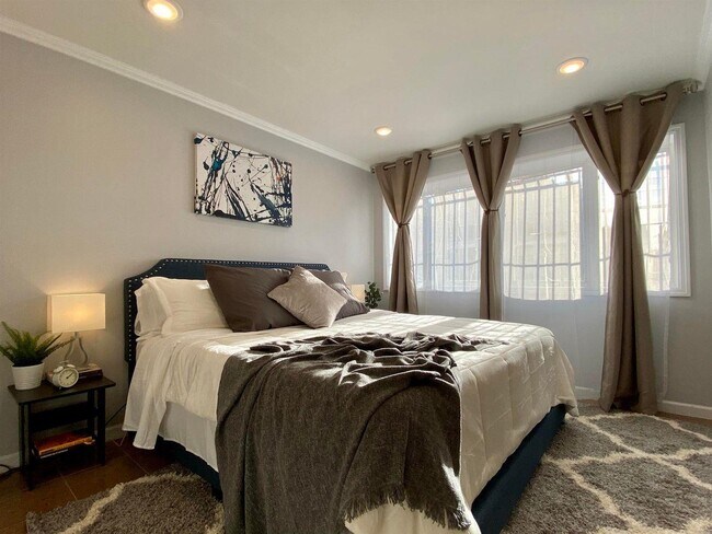 Building Photo - 86 Oak St