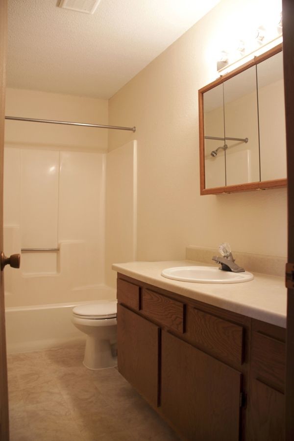 Building Photo - 2 Bedroom Available April 1st