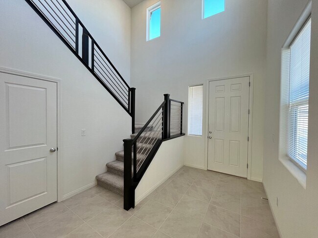 Foto del edificio - BRAND-NEW NEVER LIVED-IN 5 BEDROOM 3 BATHS...