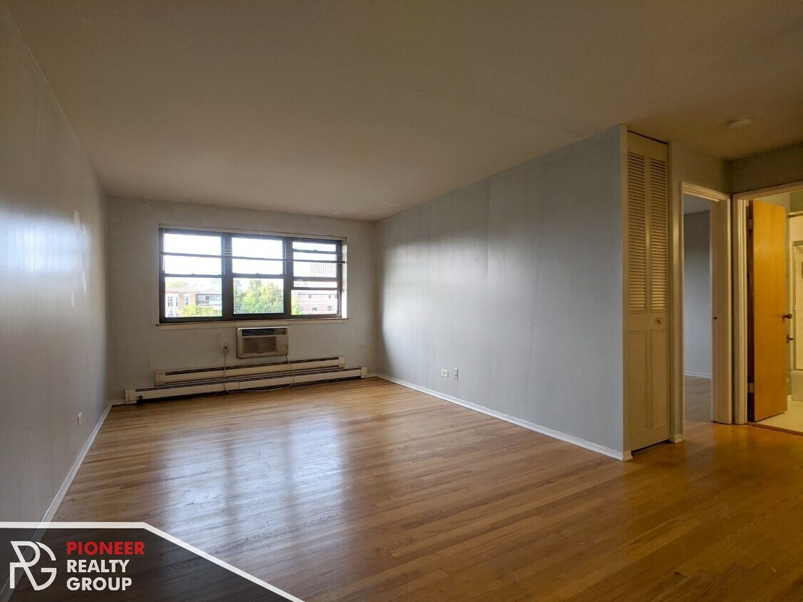 Foto principal - 665 W Wrightwood Ave