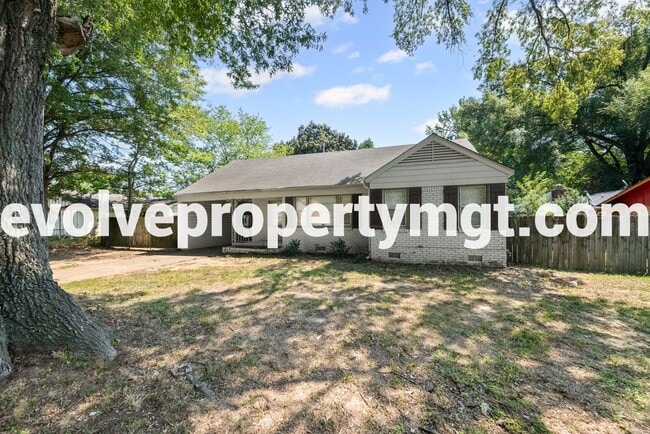 Building Photo - SPACIOUS CHARMING HOME!
