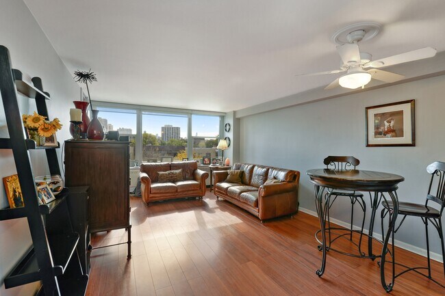 Building Photo - 555 W Cornelia Ave