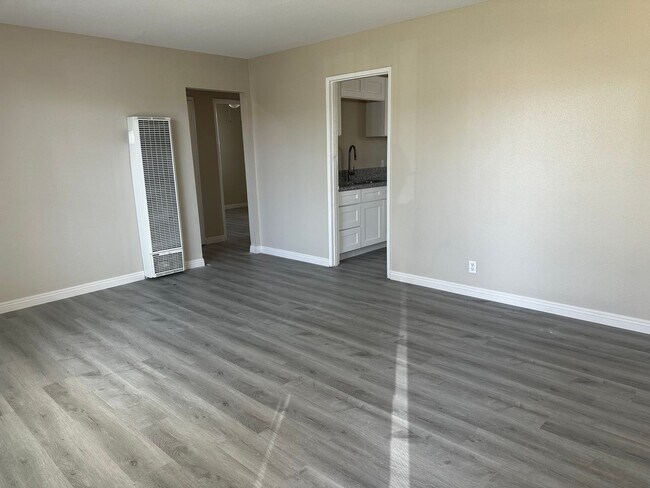 Foto del edificio - CUTE 3+1 South Bakersfield 93304 $1700
