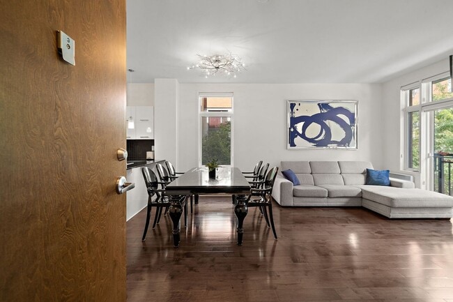 Building Photo - 2284 Rue Victoria