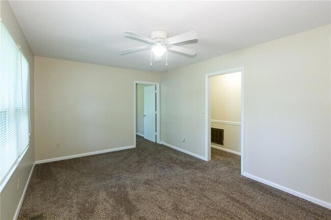 Foto del edificio - 794 Clarence Edwards Rd