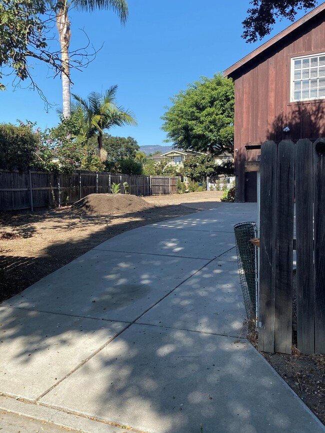 Foto del edificio - Santa Barbara - Cute two bedroom, one bath upstairs home near Cottage Hospital.