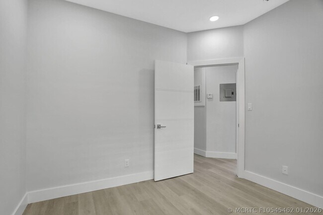 Building Photo - 660 Cypress Club Way