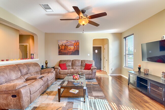 Foto del edificio - Cozy 3BR/2BA Home with Covered Deck & Fenc...