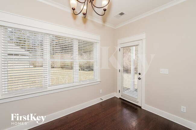 Foto del edificio - 1470 Woodridge Pl