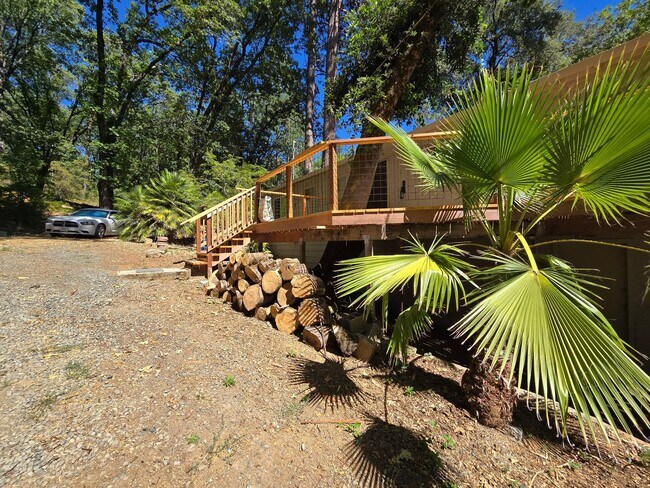 Building Photo - charming 3-bedroom, 2-bathroom home with l...