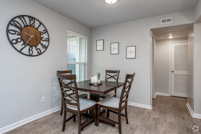 1BR, 1BA - 800SF - Dining Room - Club 34