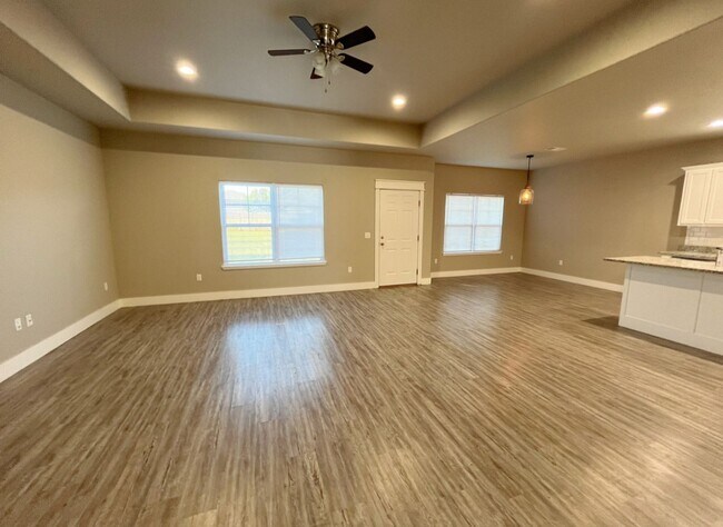 Building Photo - Open floor plan/Paved street/Quiet neighbo...