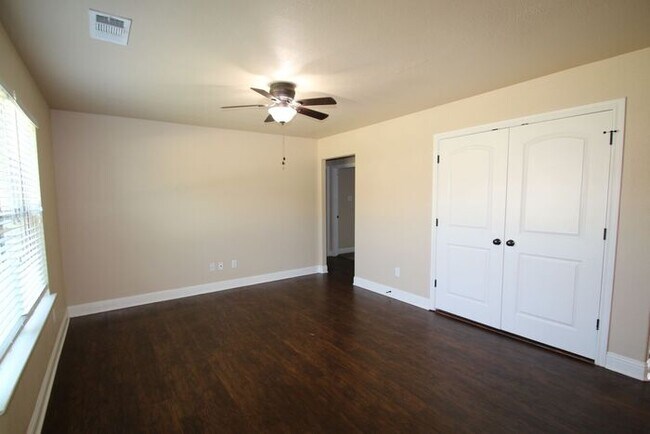 Building Photo - Coming Soon | 3BR/2BA Weatherford Town Home with Granite Countertops, Luxury Plank Floors & Appli...