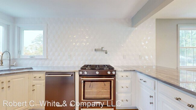 Building Photo - 3 br, 1.5 bath House - 31 Howard Street