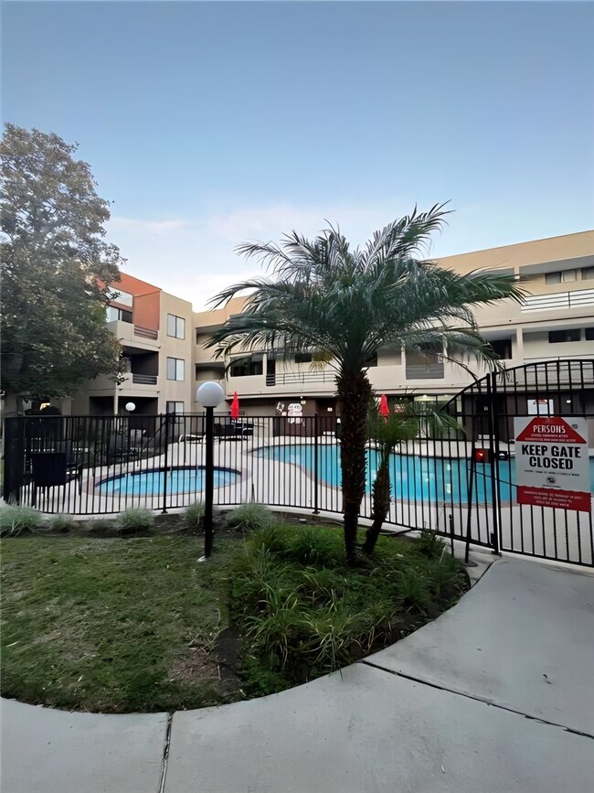 Foto del edificio - 7826 Topanga Canyon Blvd