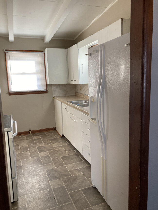 kitchen - 207 25th St SW