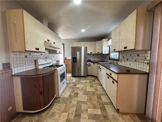 Building Photo - 65 Ingalls St