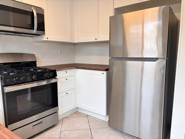 Foto del edificio - Beautifully updated 2-bedroom, 1.5-bathroom townhome located in the highly desirable Reseda area ...
