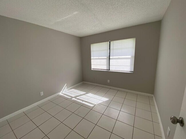 Foto del edificio - 4734 Summit Blvd
