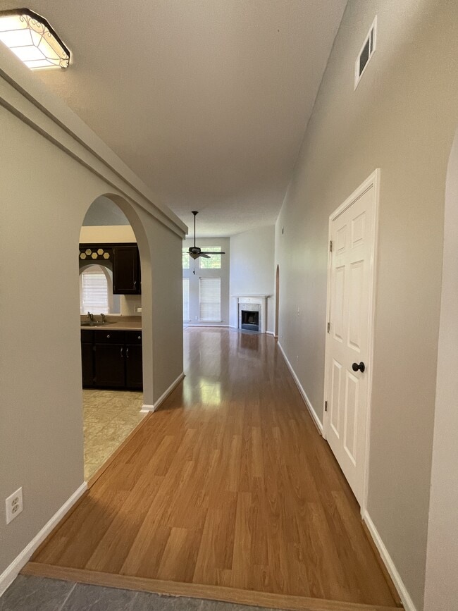 Building Photo - 126 Cross Creek Dr