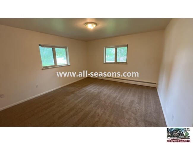 Foto del edificio - Spacious Duplex Unit near Old Broadmoor Rd