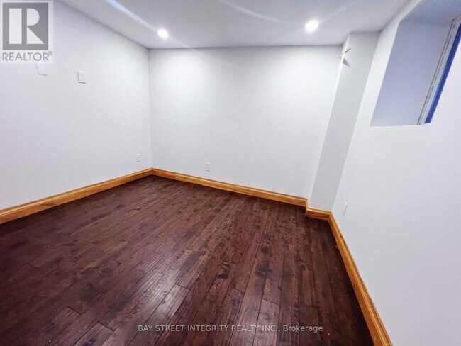 Photo du bâtiment - BSMT-220 SIXTEEN MILE DRIVE