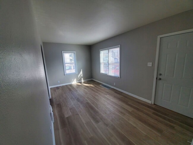 Building Photo - 3 Bedroom, 1 Bathroom with partially fence...