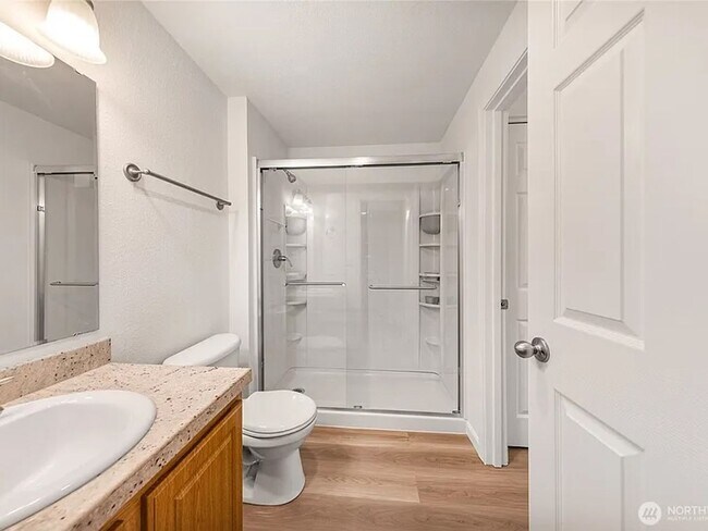 Foto del edificio - Modern First-Floor 1BR Condo | Near Totem Lake, Juanita Beach & Major Tech Employers