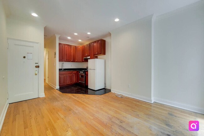 Building Photo - 211 W 80th St