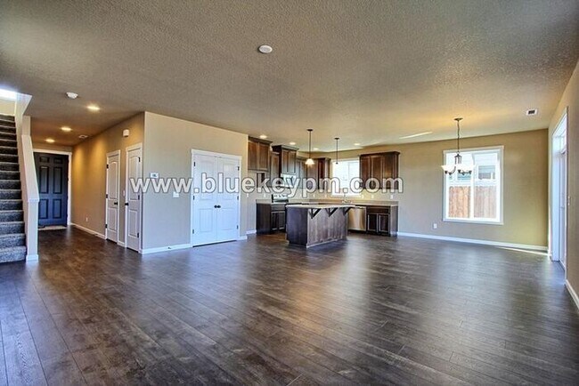 Building Photo - REDUCED $300! 3 Bed, 2.5 Baths Home with O...