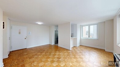 Building Photo - 400 E 71st St