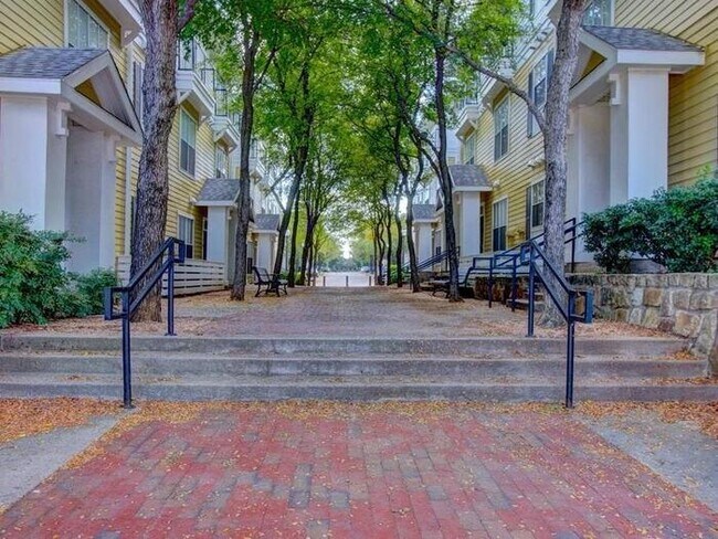 Foto del edificio - 6740 Davidson St