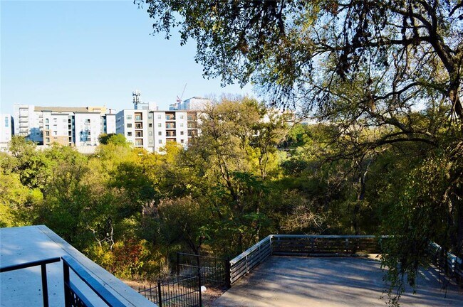 Foto del edificio - 2410 Pemberton Pkwy
