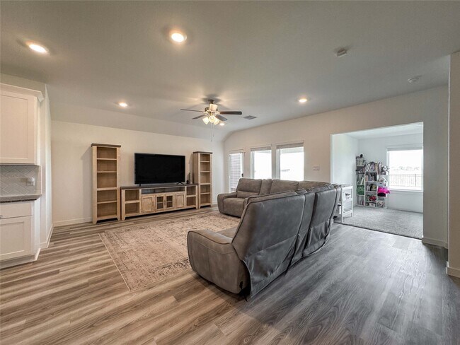 Foto del edificio - 8706 Marlow Dr