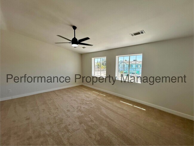 Foto del edificio - 5012 Yellow Rose Ct