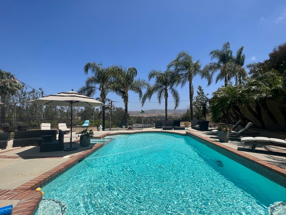 Foto principal - 10081 Highcliff Dr