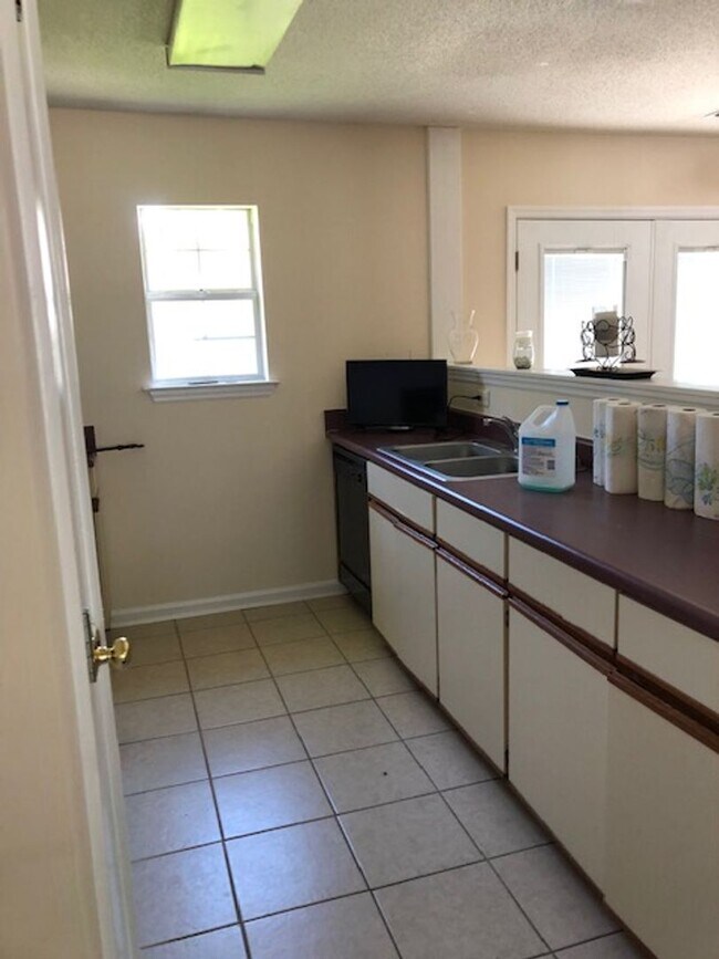 Building Photo - Cozy Home