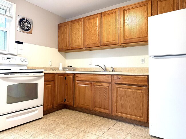 Building Photo - 3 bed 1 bath - Ferguson - park like back yard