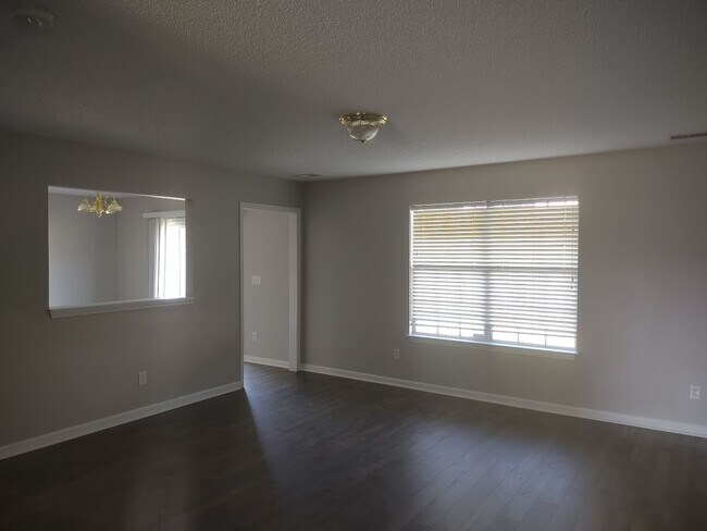Foto del edificio - Wonderful Four Bedroom Home in Northeast C...