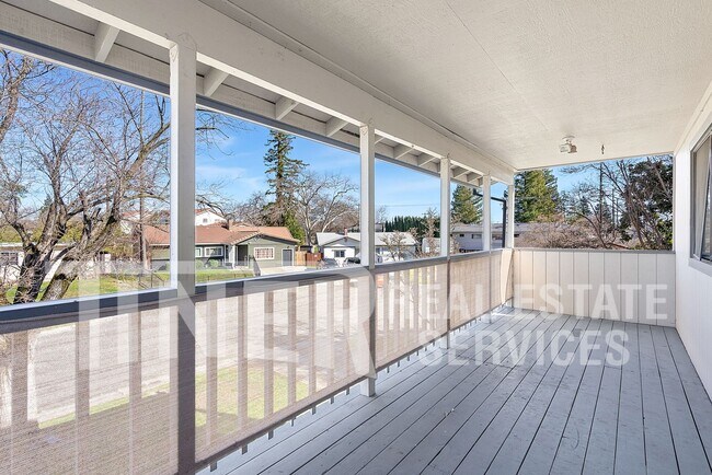 Foto del edificio - STUNNING UPDATED HOME 5 BEDROOM HOME ON CO...