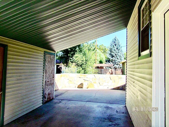 Building Photo - 3 Bedroom (+ bonus room) 2  Bath Home Clos...