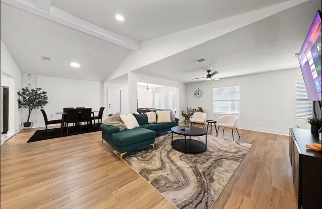 Foto del edificio - Stunning Home with Spacious Layout & Modern Upgrades